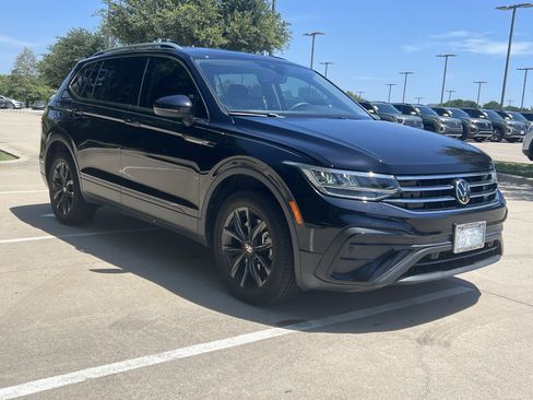 Used 2024 Volkswagen Tiguan SE FWD image 2