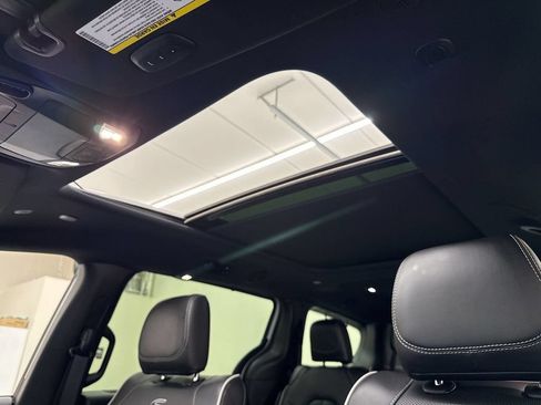 Used 2025 Chrysler Pacifica Limited FWD image 17