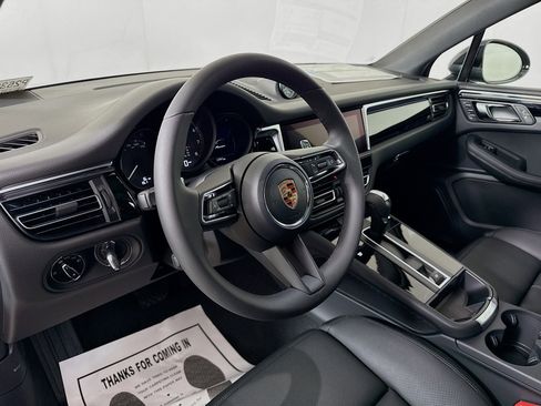 Certified 2025 Porsche Macan image 4