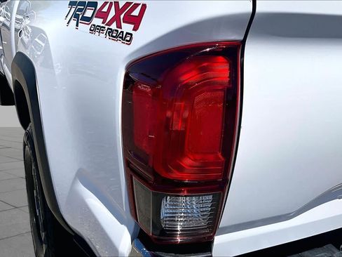 Certified 2019 Toyota Tacoma TRD Off-Road AWD/4WD image 28