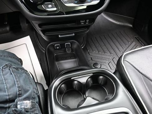 Used 2019 Chrysler Pacifica Limited w/ S Appearance Package FWD image 4