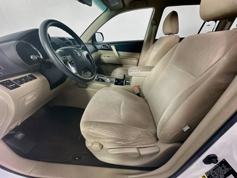 Used 2013 Toyota Highlander 4WD w/ Cold Weather Pkg image 22