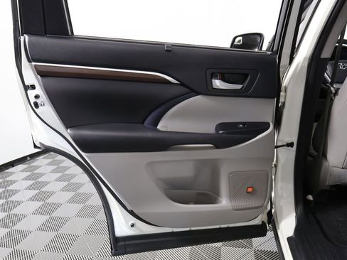 Used 2015 Toyota Highlander Limited image 17