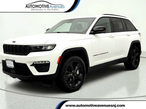 Used 2023 Jeep Grand Cherokee Limited w/ Black Appearance Package AWD/4WD image 1