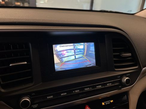 Used 2020 Hyundai Elantra SE FWD image 14