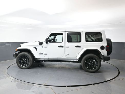 Used 2025 Jeep Wrangler Unlimited Sahara w/ Safety Group AWD/4WD image 11