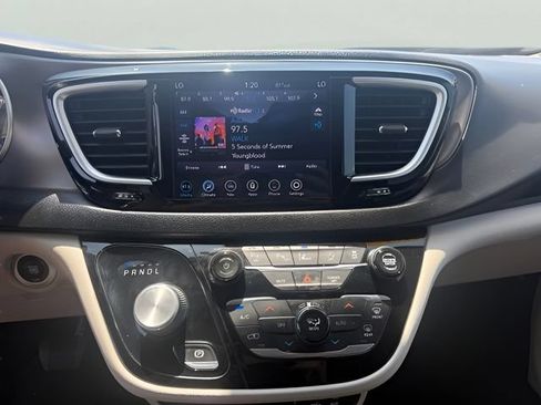 Used 2020 Chrysler Pacifica Touring w/ Advanced Safetytec Group FWD image 16