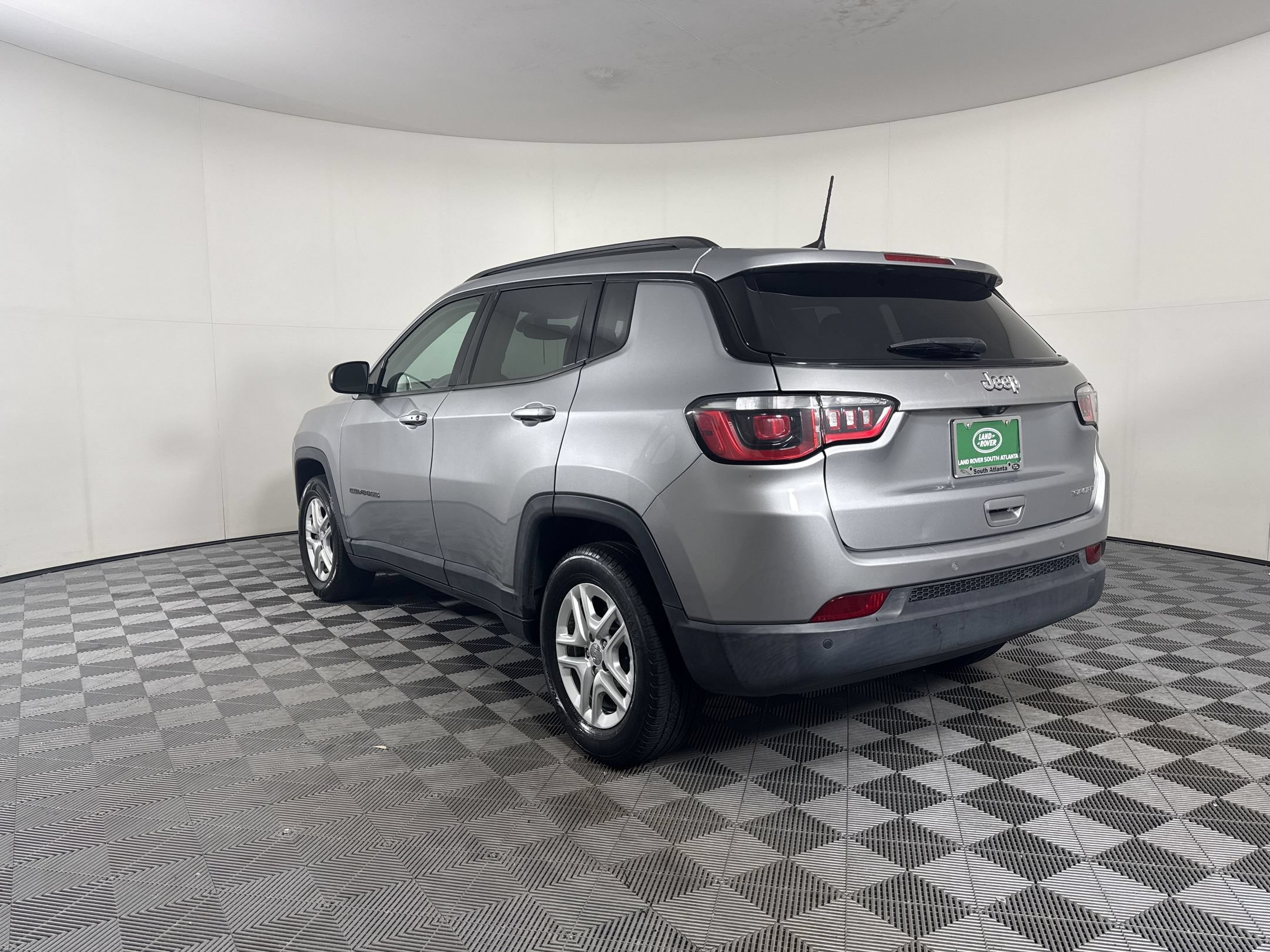 Used 2018 Jeep Compass Sport w/ Tech Group FWD image 3