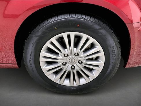 Used 2016 Chrysler Town & Country Touring-L image 33