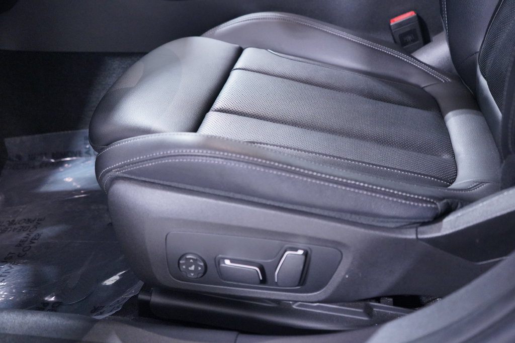 Used 2024 BMW 330i Sedan w/ M Sport Package RWD image 8