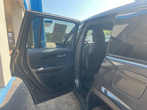 Used 2023 Jeep Grand Cherokee Altitude AWD/4WD image 10
