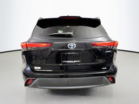 Used 2021 Toyota Highlander XLE FWD image 6