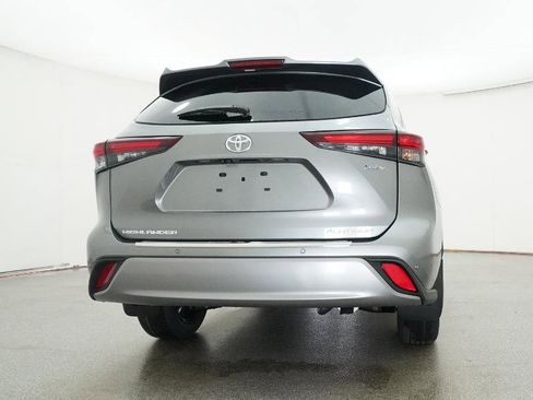 New 2026 Toyota Highlander Platinum image 17