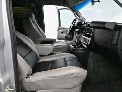 Used 2017 GMC Savana 2500 RWD image 35