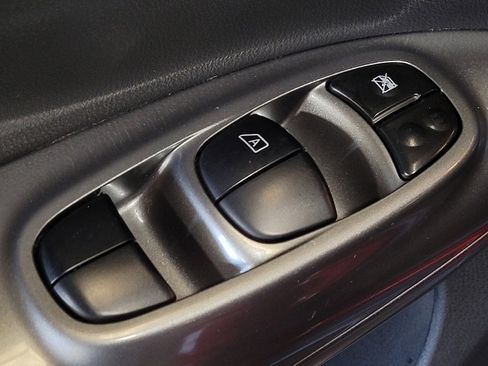 Used 2015 Nissan Juke S FWD image 27
