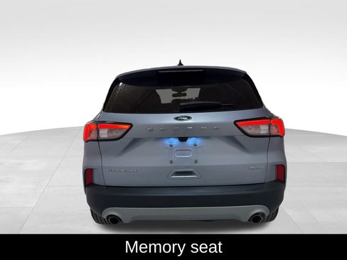 Used 2022 Ford Escape Titanium image 4