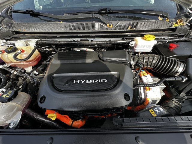Used 2024 Chrysler Pacifica Premium FWD image 31