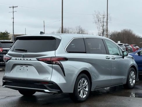 Used 2021 Toyota Sienna XSE image 38