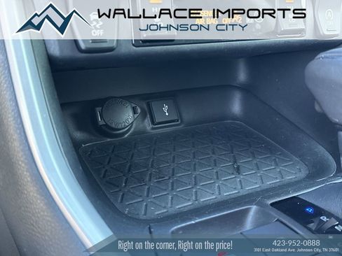 Used 2022 Toyota RAV4 XLE Premium image 28