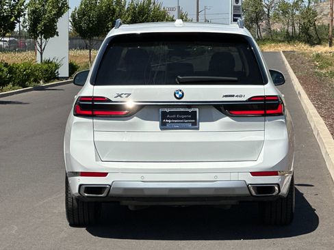 Used 2025 BMW X7 xDrive40i w/ Premium Package AWD/4WD image 4