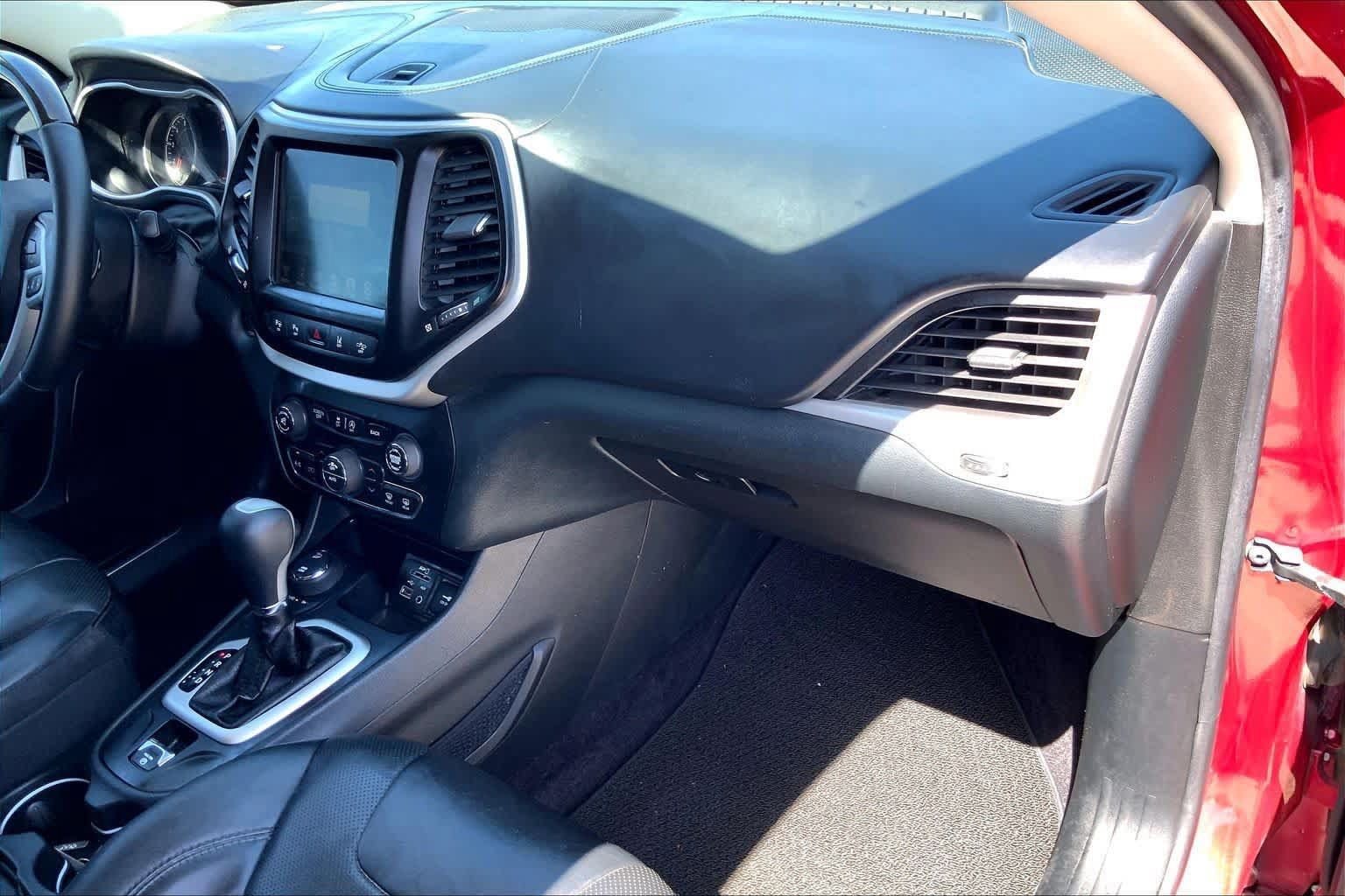 Used 2017 Jeep Cherokee Overland w/ Technology Group AWD/4WD image 19