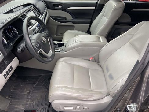 Used 2015 Toyota Highlander XLE image 17