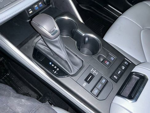 Used 2022 Toyota Highlander XLE AWD/4WD image 24