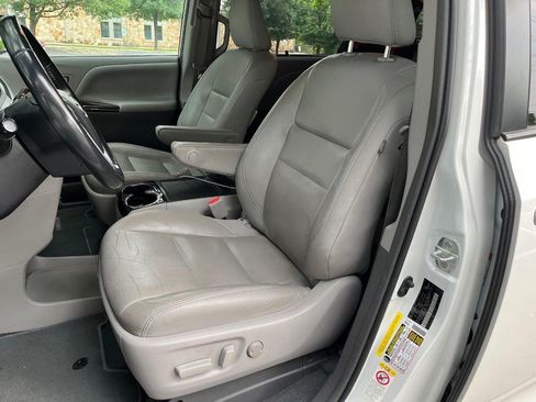 Used 2019 Toyota Sienna XLE w/ XLE Navigation Package FWD image 8