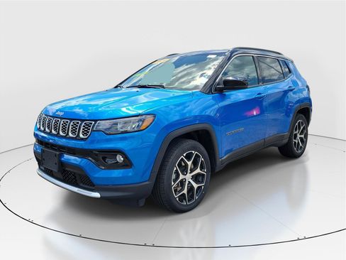Used 2024 Jeep Compass Limited AWD/4WD image 2