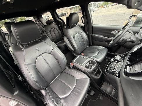 Used 2018 Chrysler Pacifica Touring-L Plus w/ S Appearance Package FWD image 18