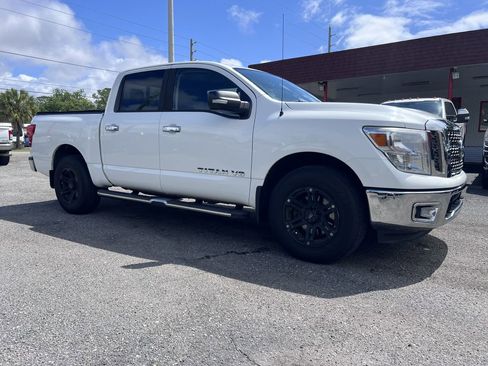 Used 2018 Nissan Titan SV AWD/4WD image 9