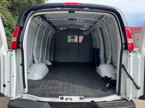 Used 2017 Chevrolet Express 2500 RWD image 22