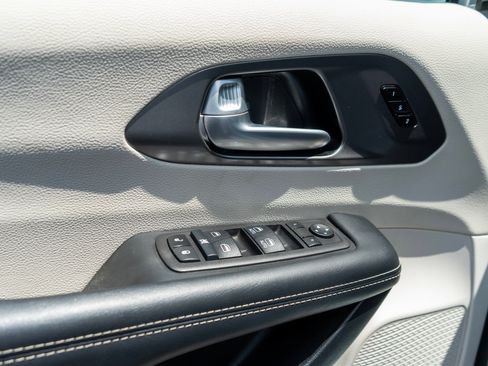 Used 2024 Chrysler Pacifica Touring-L FWD image 15