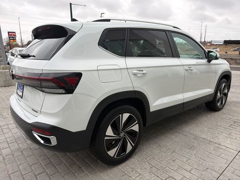 Certified 2025 Volkswagen Taos SE image 7