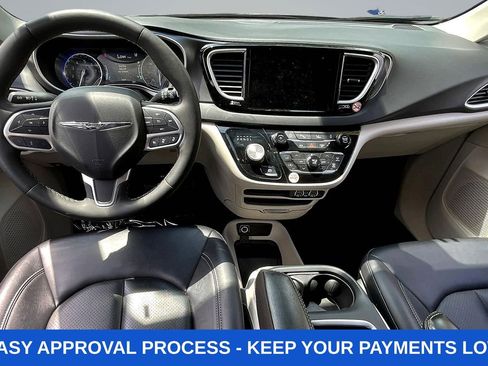 Used 2024 Chrysler Pacifica Touring-L FWD image 10