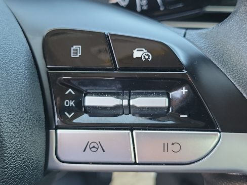 Certified 2025 Hyundai Elantra SE FWD image 9