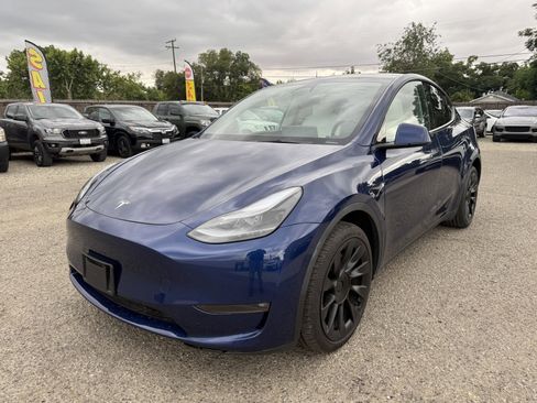 Used 2023 Tesla Model Y Long Range AWD/4WD image 1