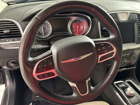 Used 2019 Chrysler 300 Touring w/ Chrome Appearance Package image 24