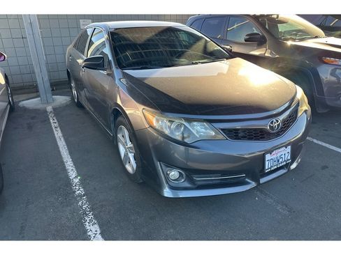 Used 2014 Toyota Camry SE image 2