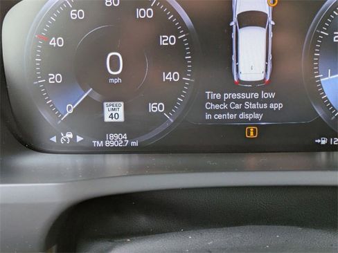 Certified 2022 Volvo XC90 T6 Momentum w/ Climate Package image 9