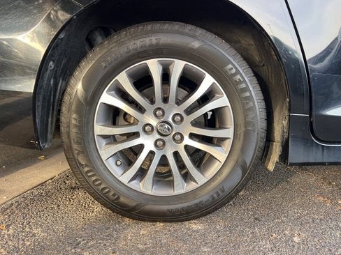 Used 2018 Toyota Sienna XLE image 9