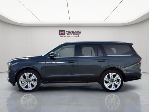 Used 2025 Lincoln Navigator Reserve image 4