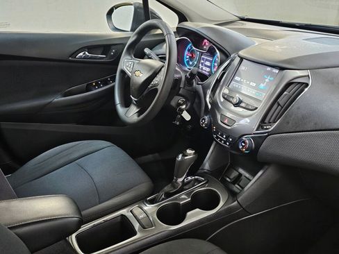 Used 2017 Chevrolet Cruze LT image 10