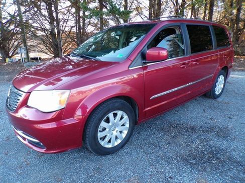 Used 2014 Chrysler Town & Country Touring image 1