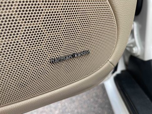 Used 2011 Mercedes-Benz SL 550 image 23