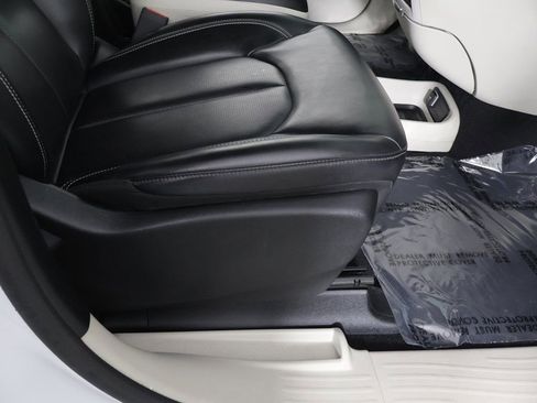 Used 2023 Chrysler Pacifica Touring-L image 29