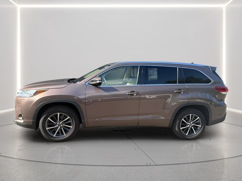 Used 2017 Toyota Highlander XLE FWD image 2