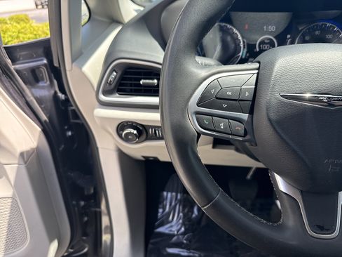 Used 2023 Chrysler Pacifica Touring-L FWD image 19
