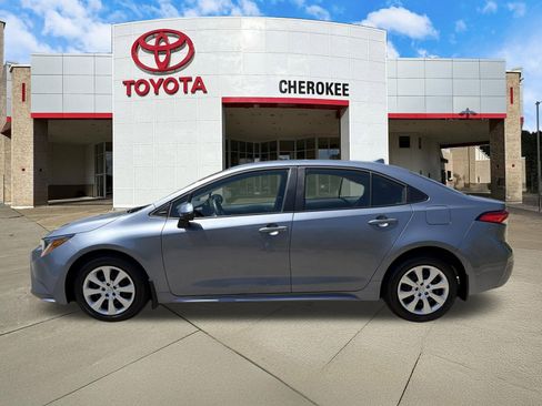 Used 2025 Toyota Corolla LE FWD image 8