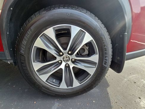 Used 2020 Toyota Highlander XLE AWD/4WD image 37